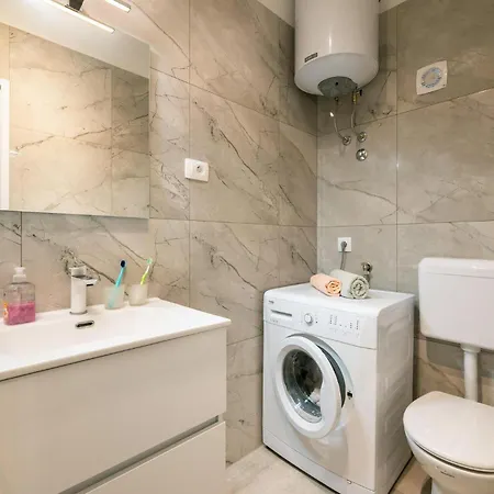 1 Bedroom Beautiful In Lägenhet Pula