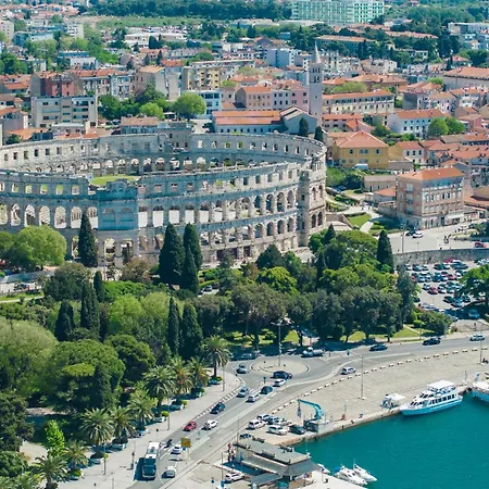 1 Bedroom Beautiful In Apartment