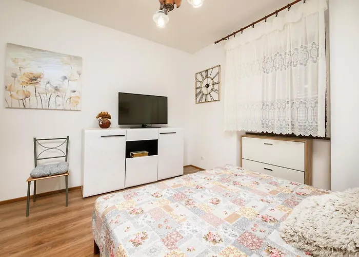 Apartment 1 Bedroom Beautiful In *