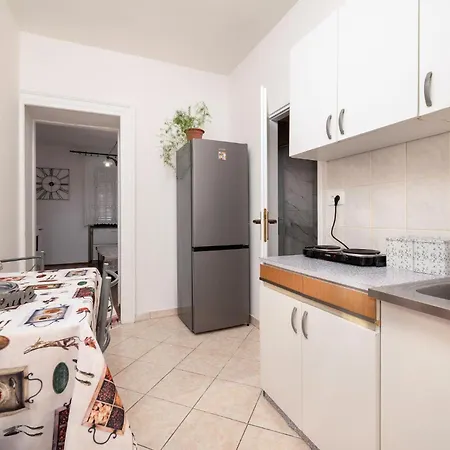 1 Bedroom Beautiful In Apartamento Pula